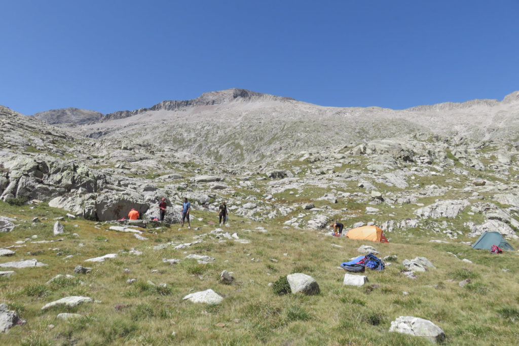  Zona de acampada cerca del Ibón de Eriste o Grist, arriba el Posets, a la izquierda se asoma Las Espadas y a la derecha parte del Pico de Bardamina
